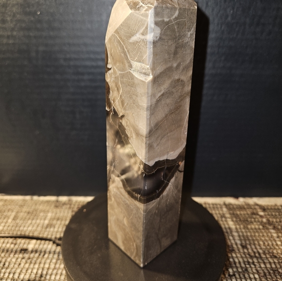 Volcano agate tower - Picture 2 of 5